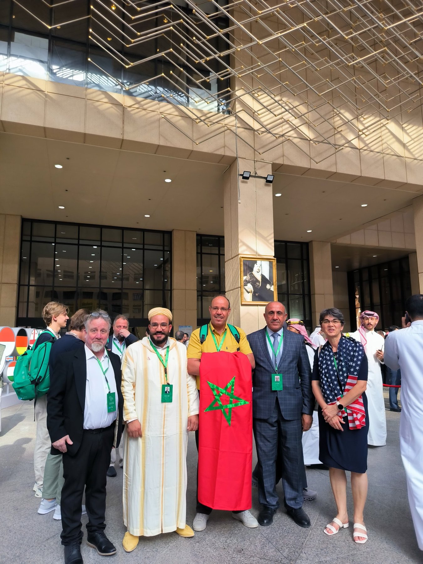 Délégués internationaux autour du drapeau marocain à Riyad