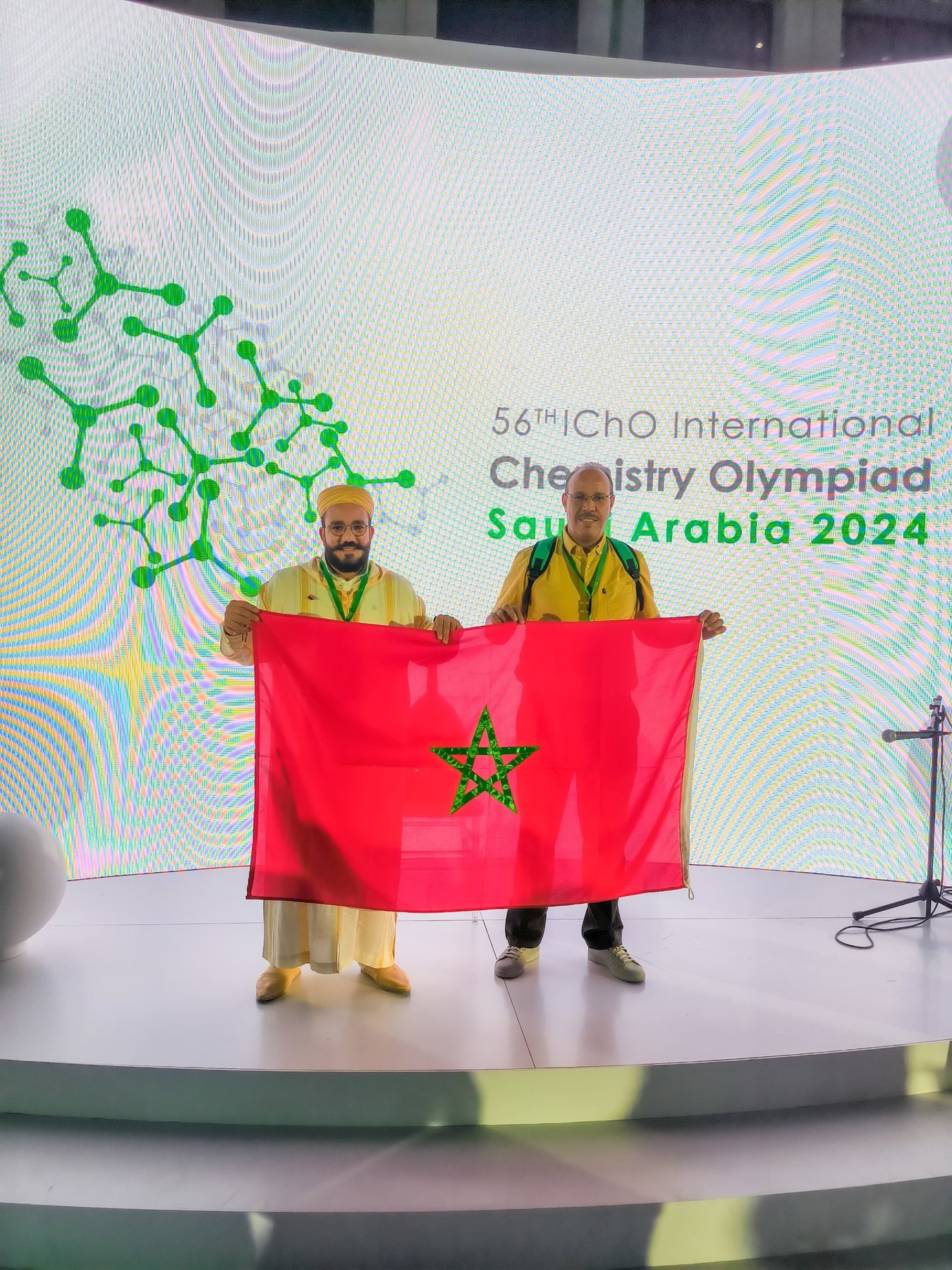 La délégation marocaine avec le drapeau sur la scène de l'IChO 2024